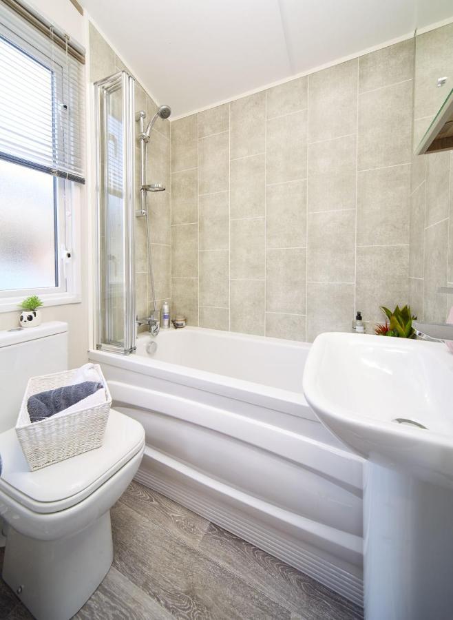 Lavender Lodge South Cerney Bagian luar foto